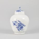 1067 3251 VASE AND COVER